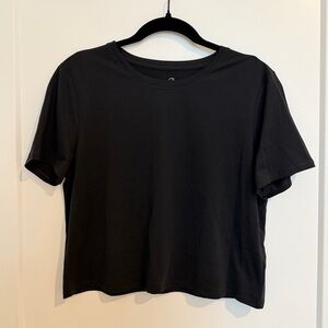 GapFit Black Short Sleeve Cropped Athletic Tee - Size M